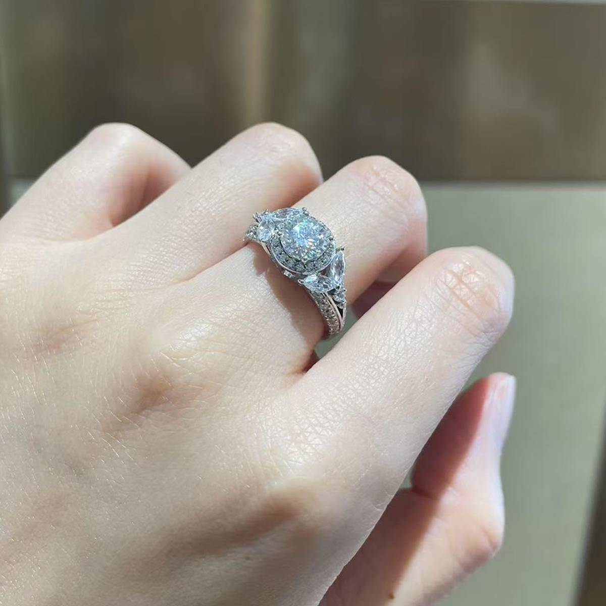 豪华满钻圆包女戒S925银镀白金定制选款主石莫桑钻1.0ct/副石高碳钻